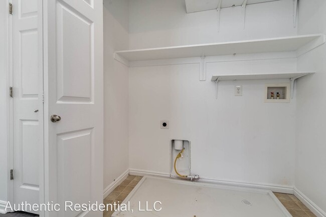 Building Photo - 4 br, 2 bath House - 1051 W York Dr