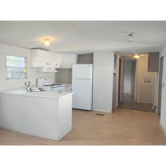 Building Photo - 2301 Parrott Dr