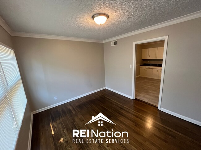 Building Photo - SPRAWLING MEMPHIS GEM! 3BR/2BA w/ Brick Fireplace | Fenced Yard & 1,870 SQ FT!