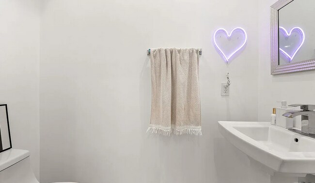 Foto del edificio - 6650 Valley Circle Blvd