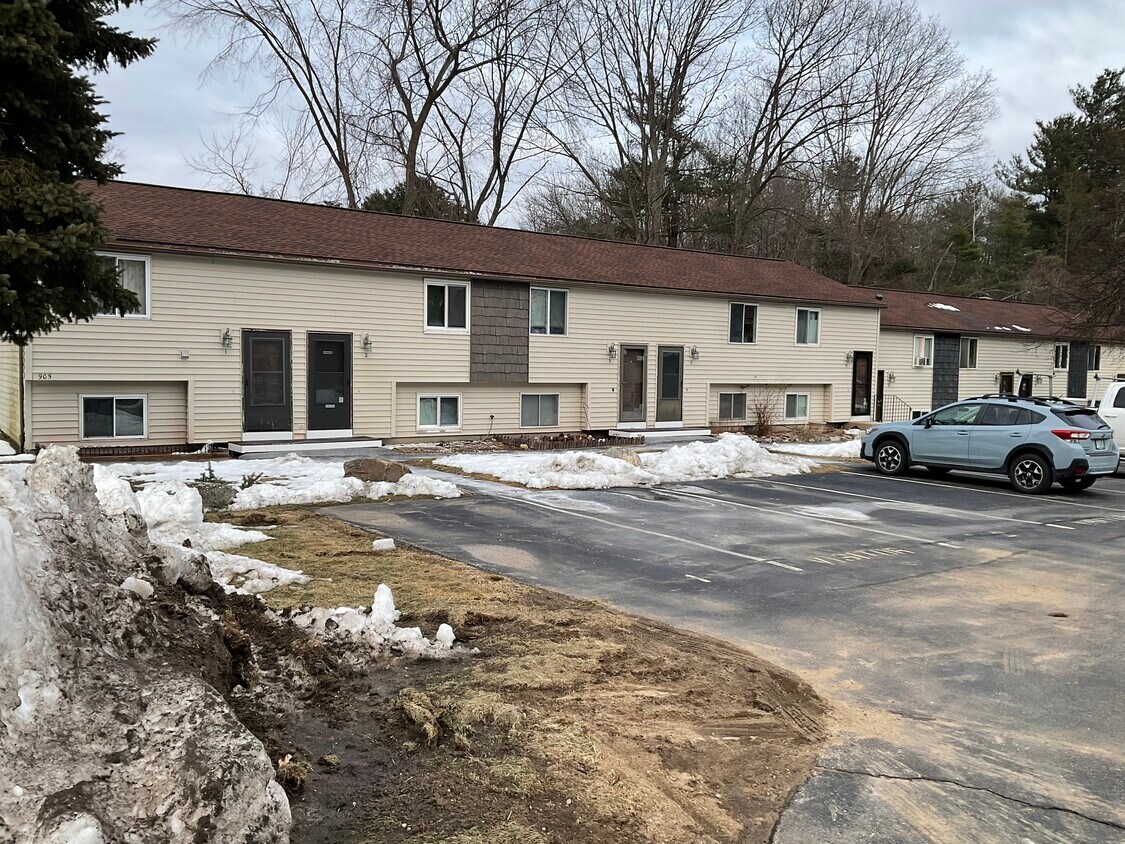 View of building - 4th door - 905 Mammoth Rd