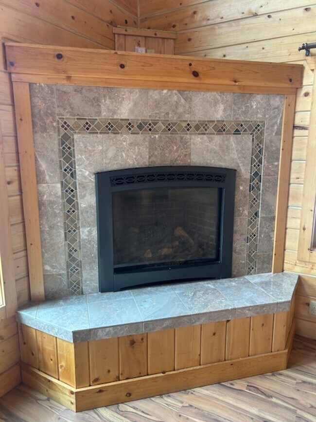 Foto del edificio - Gorgeous Log Home with infloor heat.  Two level lots with RV parking and dumpstation.
