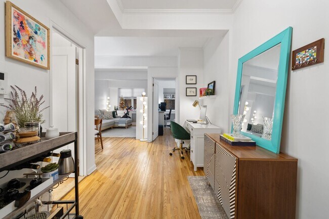 Foto del edificio - Charming 1BR Condo in Upper West Side
