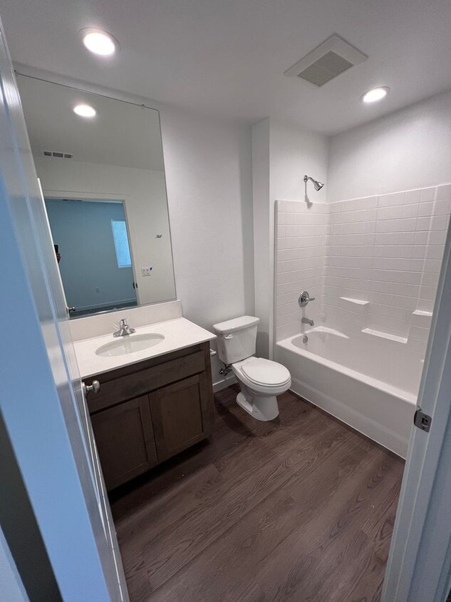 Building Photo - Great 1 bedroom, 1 bath studio centrally l...