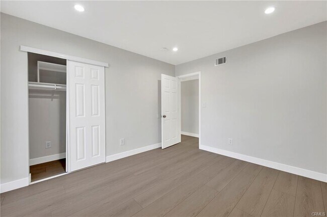 Foto del edificio - 22540 Roscoe Blvd