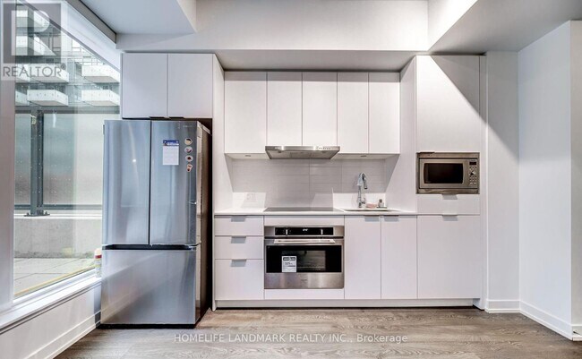 Building Photo - 8 Olympic Gdn Dr