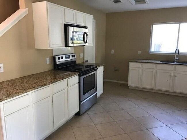Foto del edificio - 4 Bed / 2 Bath Home in Great South Austin Location