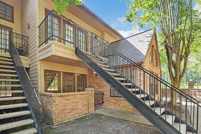 Foto del edificio - 16800 Sugar Pine Dr