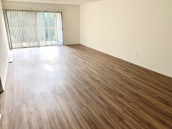 Building Photo - Charming Condo Minutes From the Beach! $50...