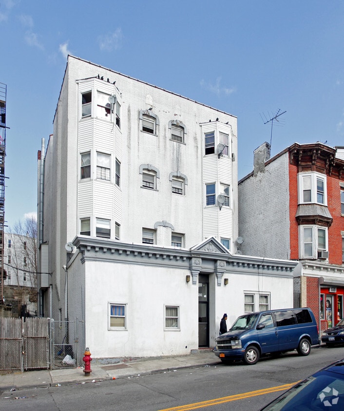 Building Photo - 121 Elm St