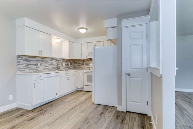 Building Photo - Ensign Ave Duplex