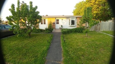 Building Photo - 2629 Southvale Cres