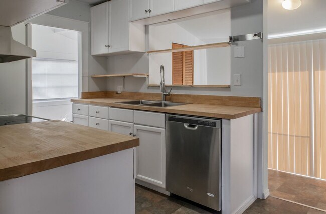 Foto del edificio - Lovely 3bd Home W/ Fully Fenced Backyard &...