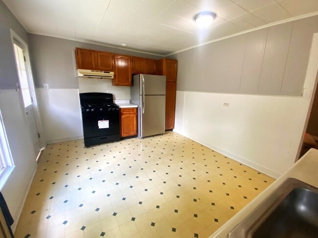 Building Photo - 1140 Vestal Ave