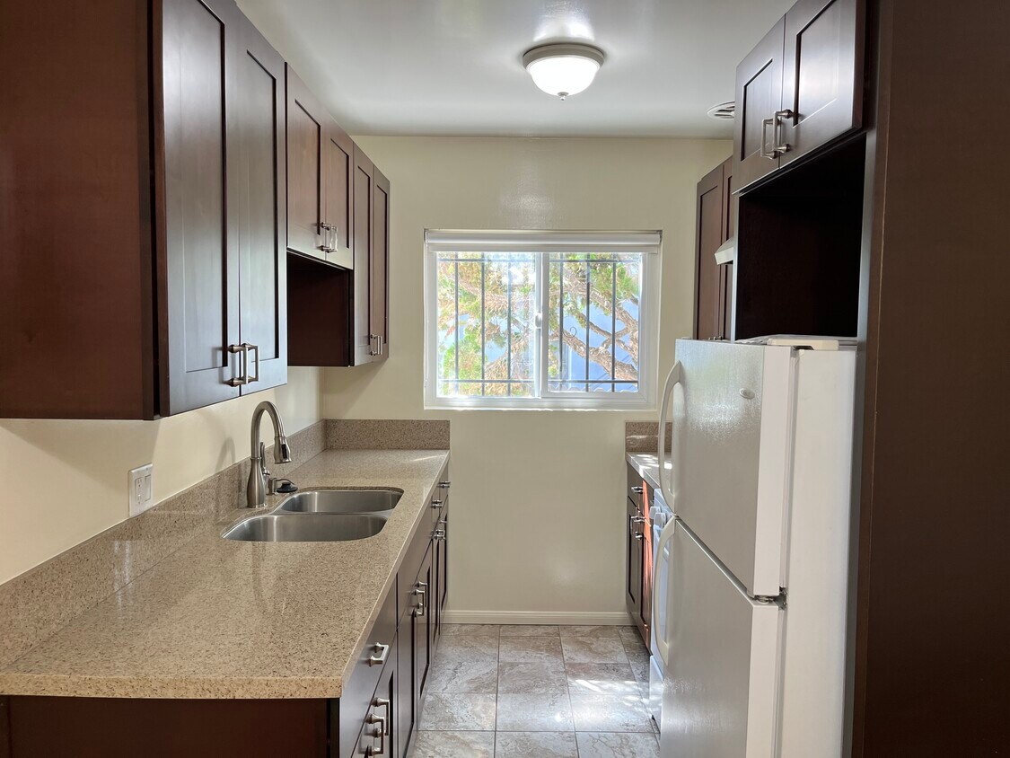 Kitchen - 1346 S Cochran Ave