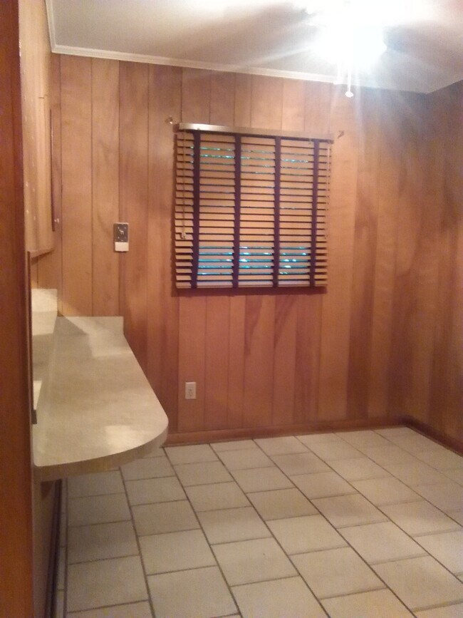 Dining Bar - 300 Broadmoor Blvd