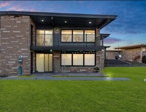 Building Photo - 605 W Crest Dr