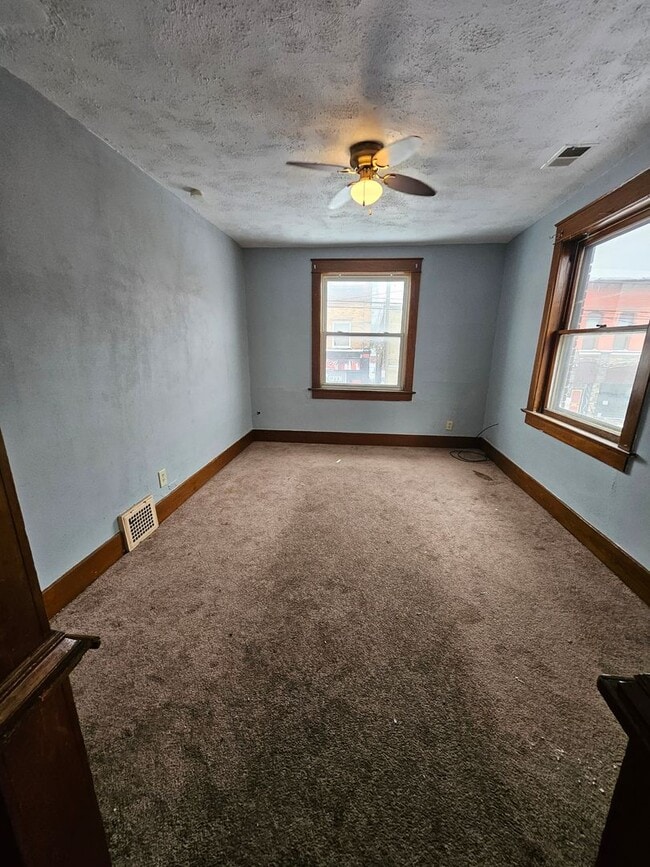 Building Photo - Upper 3 bedroom west side