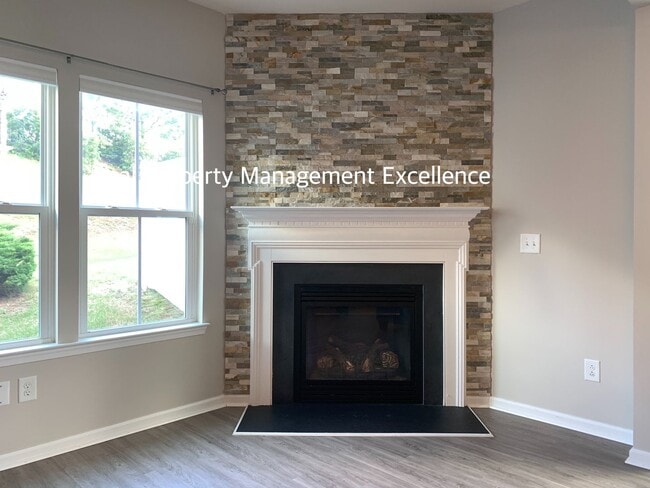 Foto del edificio - Gorgeous End-Unit TH In Desired Cary Locat...