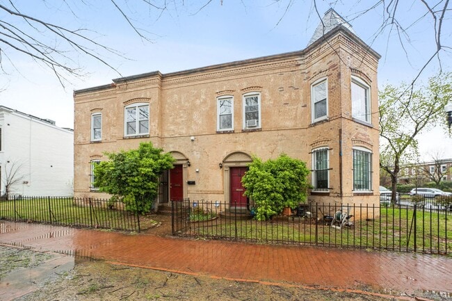 Building Photo - 2 bed // 1 bath Close to Capitol Hill & Th...