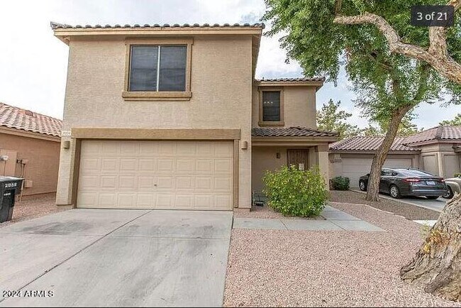 Building Photo - 2058 E Spruce Dr