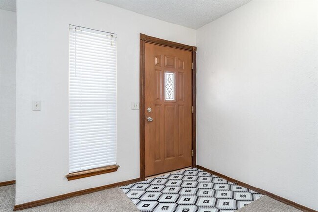 Building Photo - 605 Palo Verde Ct