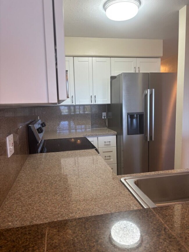 Building Photo - 3 Bedroom / 3 Bath Condo with Ocean Views