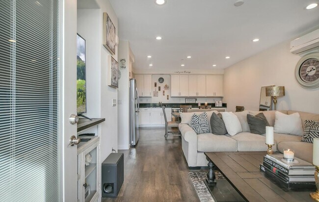 Foto del edificio - 2500 Wildflower Station Pl