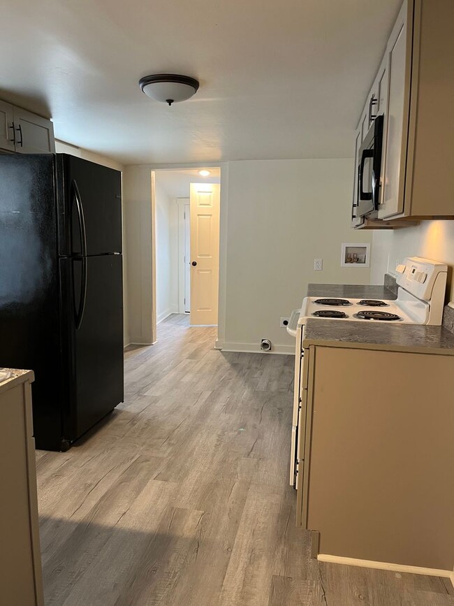 Building Photo - Renovated 2 Bedroom, 1.5 Bathroom in the H...