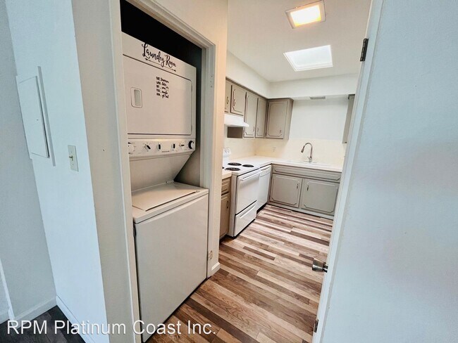 Building Photo - 2 br, 2 bath House - 6076 N. Poplar Ave. A...
