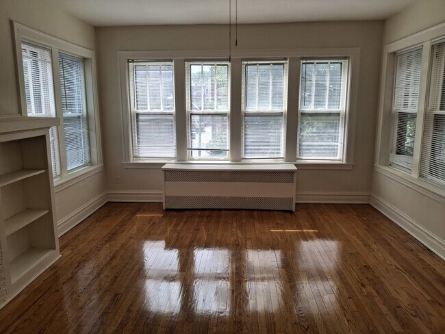 Foto del edificio - 5015 N Springfield Ave