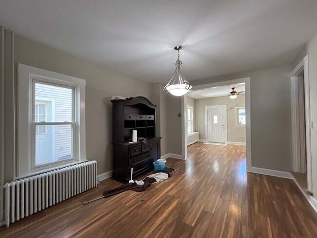 Foto del edificio - Move-in ready and well-maintained, this 4-...