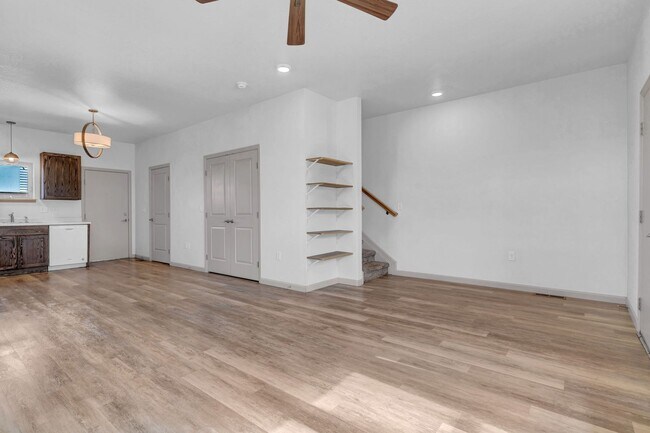 Foto del edificio - Townhome 3Bed 2Bath - Long Realty and Property Reality