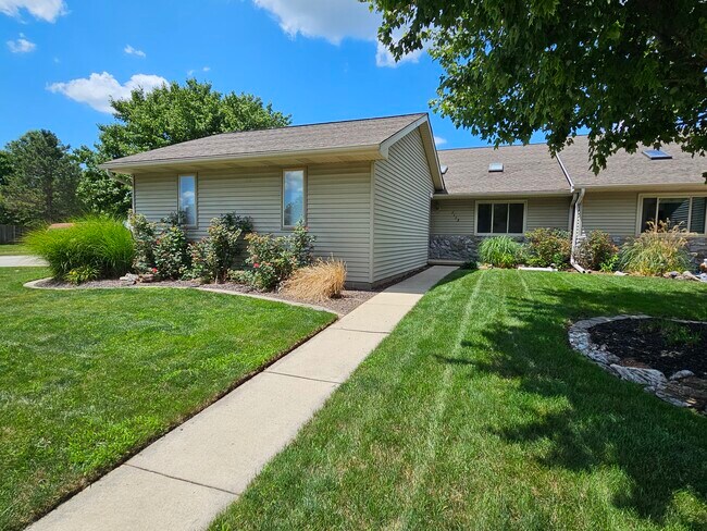 Building Photo - 1113 Community Dr