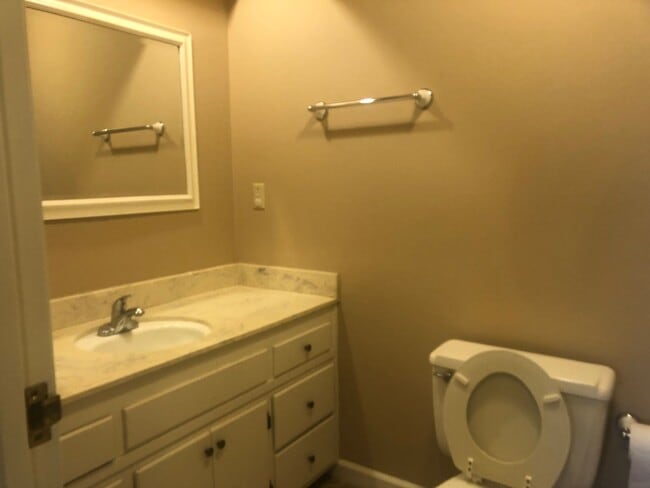 Foto del edificio - 3 Bed 2 Bath Presidential Home near Los Banos High School with HUGE Backyard!