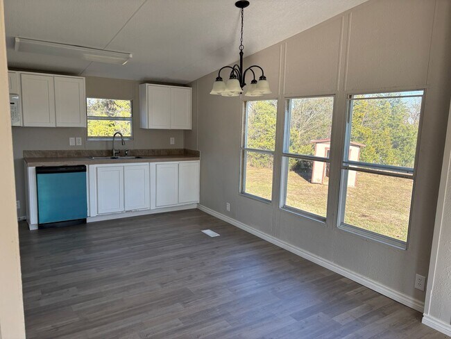 Foto del edificio - Rural 3/2 on Three Acres!