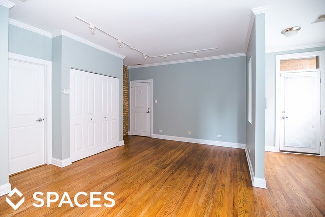 Building Photo - 622 W Roscoe St