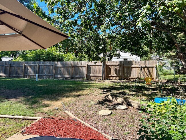 Building Photo - Spacious 4-Bedroom 2-Bathroom House