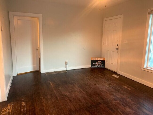 Building Photo - 3 bdrm 1 bath Home- Dog Friendly
