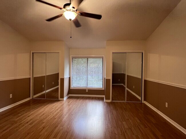 Foto del edificio - Beautifully updated 2 bedroom 2 1/2 baths ...