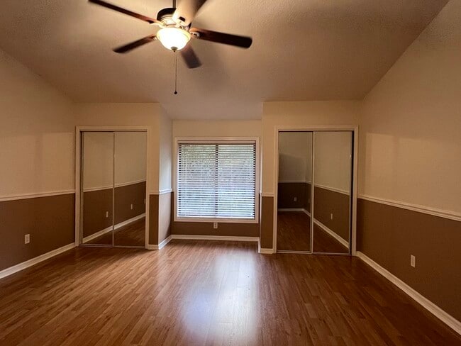 Building Photo - Beautifully updated 2 bedroom 2 1/2 baths ...