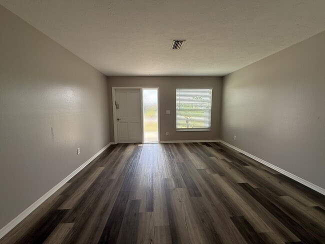 Foto del edificio - 464 Briarwood Rd