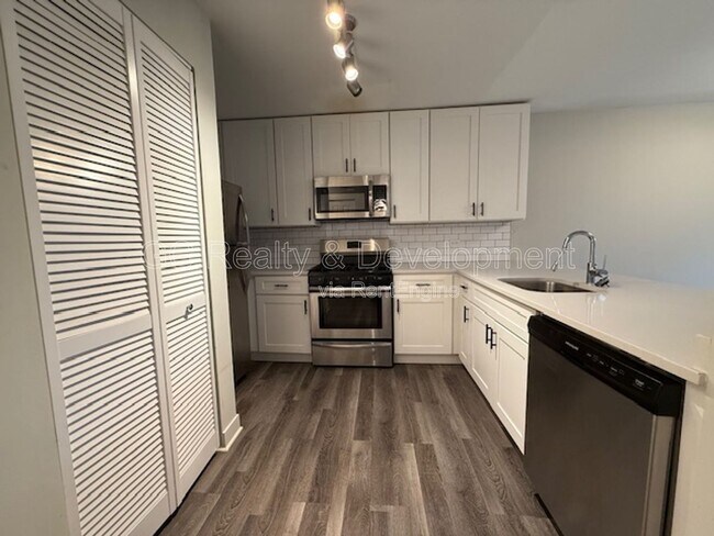 Building Photo - 800 Graceland Ave