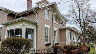 Building Photo - 400 Plain St