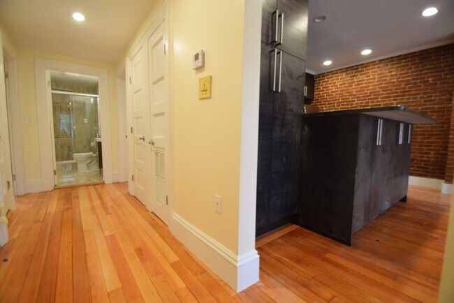 Foto del edificio - 1619 Beacon St