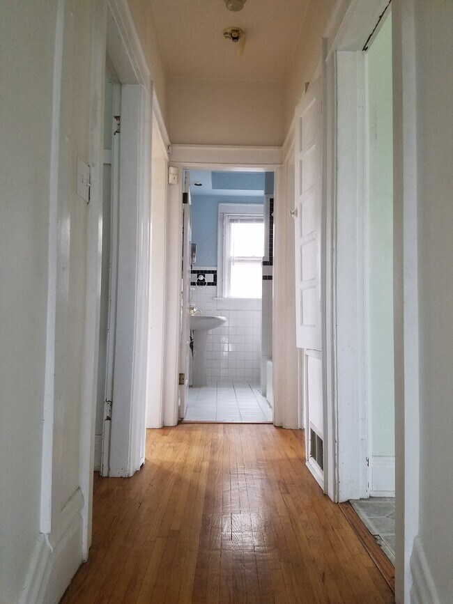 hallway to bathroom - 2535 Summit Street