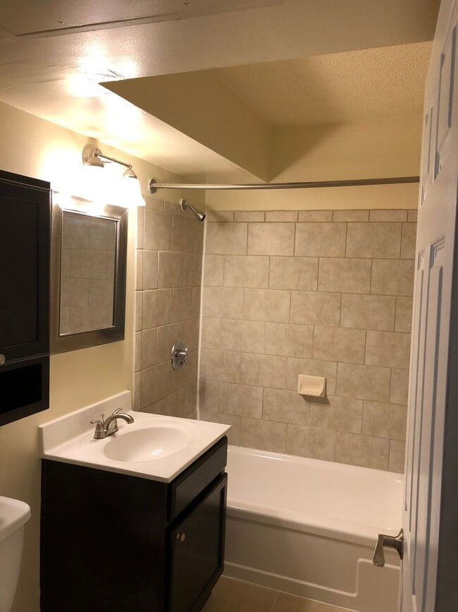 Interior Photo - Royal Mace Apartments