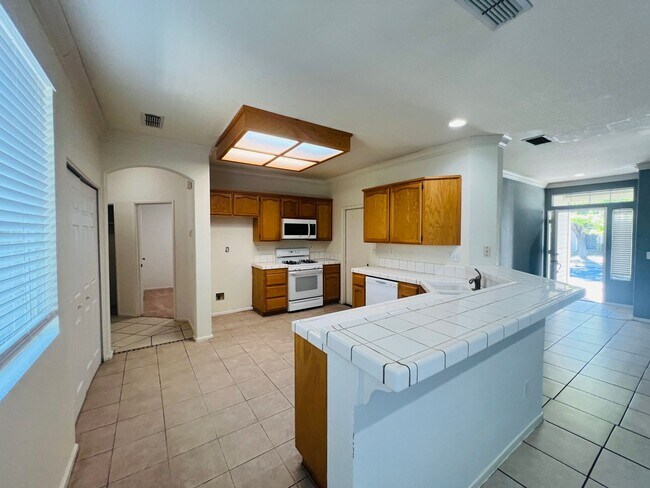 Building Photo - Laguna West Home with Spacious Backyard!