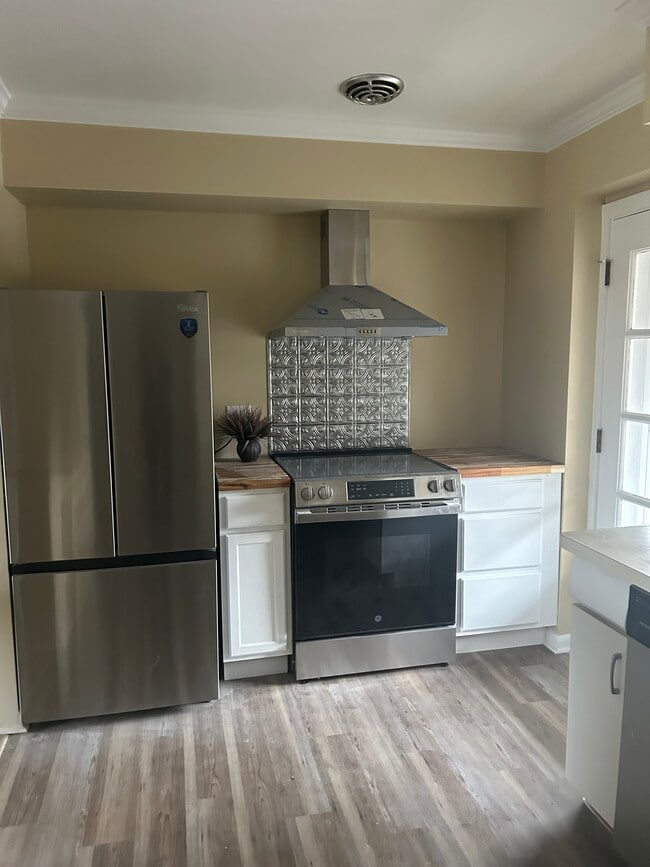 Building Photo - 2411 East Ave