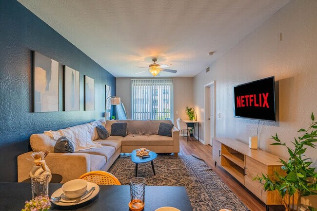 Foto del edificio - 1275 E University Dr